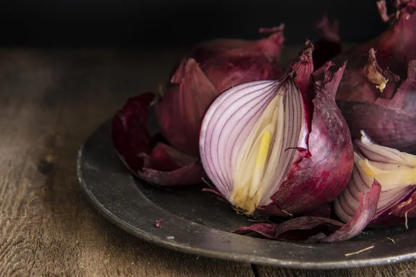 Moody natural light vintage retro style image of fresh red onion — Stock Photo, Image