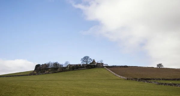 Hermoso paisaje soleado de Peak District en el Reino Unido con famosos sto — Foto de Stock