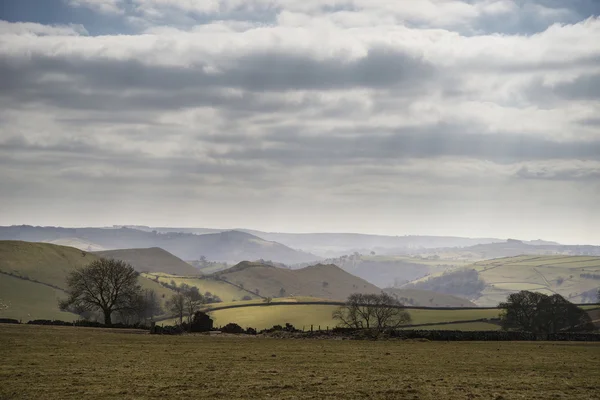 Bellissimo paesaggio soleggiato del Peak District nel Regno Unito con famoso sto — Foto Stock