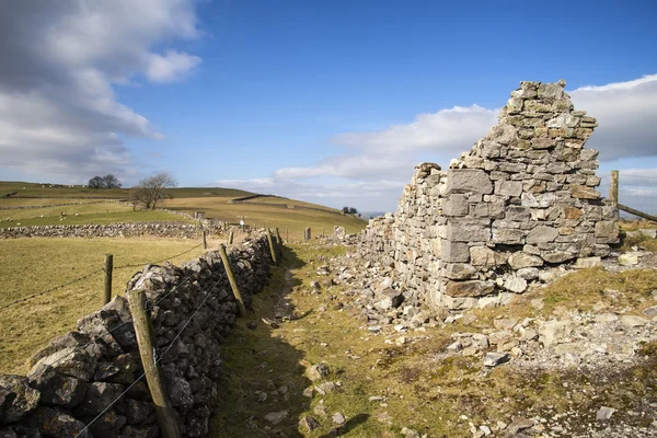 Edifici abbandonati di miniere di rame nel paesaggio in Peak Distric — Foto Stock