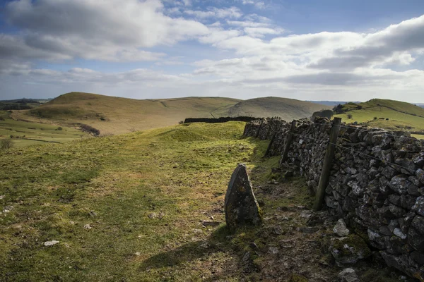 Beau paysage de Peak District au Royaume-Uni avec célèbre mur de pierre — Photo