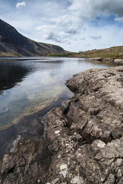 Stunning landscape of Wast Water with reflections in calm lake w — Stock Photo, Image