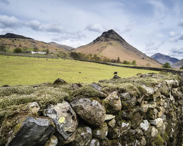 Landscape of road alongside Wast Water in Lake District in Engla — Stock Photo, Image
