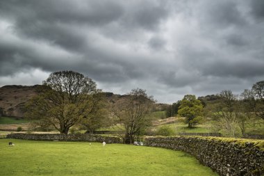 Lake District manzara kırsal üzerinde fırtınalı gökyüzü ile anf bes