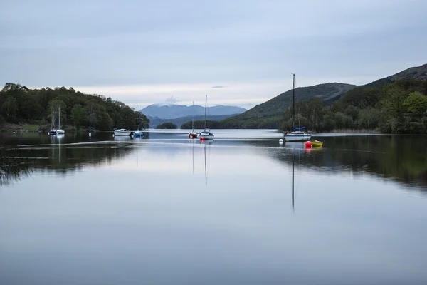 Ruhige stimmungsvolle Abendlandschaft über Konistenwasser in englischem See — Stockfoto