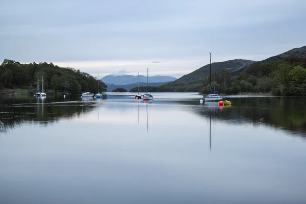 Lugna lynnig kvällen landskap över Coniston Water i svenska sjö — Stockfoto