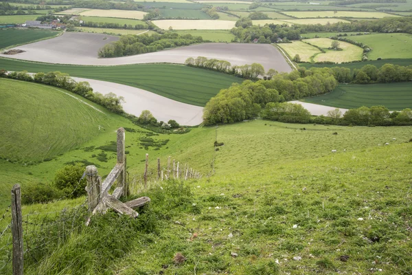 Zvlněné krajině anglický venkov na jaře — Stock fotografie