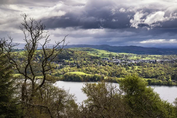 Vista da Claife Heights sul paesaggio tempestoso del lago Windermer — Foto Stock