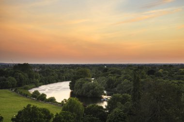 River Thames görünümünden Richmond Hill Londra'nın güzel sırasında 