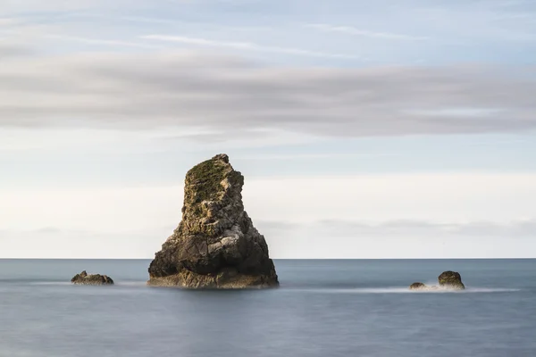 Schöne konzeptuelle Langzeitbelichtung friedliche Landschaft der Felsen i — Stockfoto