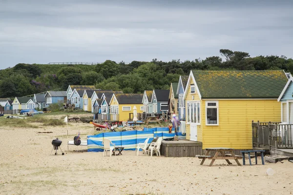 Linda cabanas de praia em dunas de areia e paisagem de praia — Fotografia de Stock