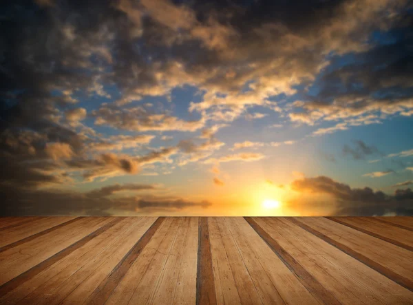 Prachtige kleurrijke Winter avondrood met houten planken vloer — Stockfoto