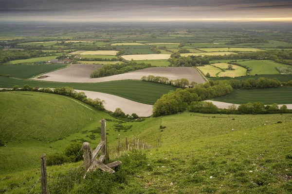 滚动英国乡村景观在春天的早晨 — 图库照片