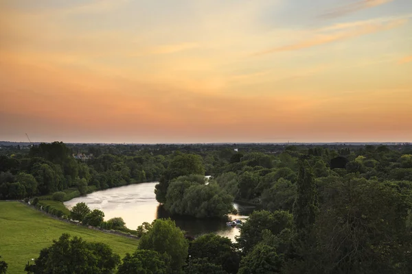 Rzeki Thames widok z Richmond Hill w Londynie podczas pięknego — Zdjęcie stockowe