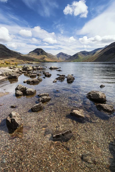 Prachtige landschap van wast water met reflecties in rustige lake w — Stockfoto