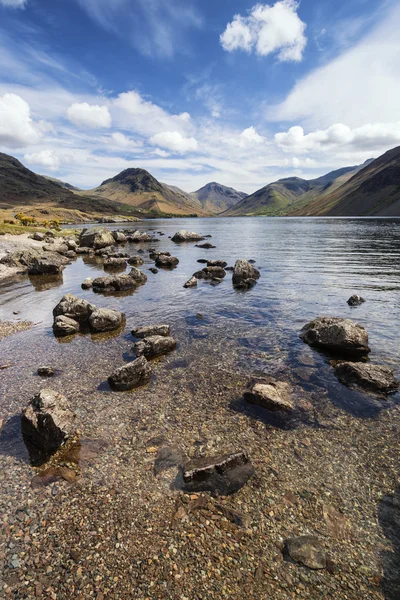 Stunning landscape of Wast Water with reflections in calm lake w — Stock Photo, Image