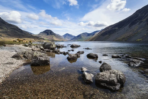 美しい風景の穏やかな湖 w 反射法による排水 — ストック写真