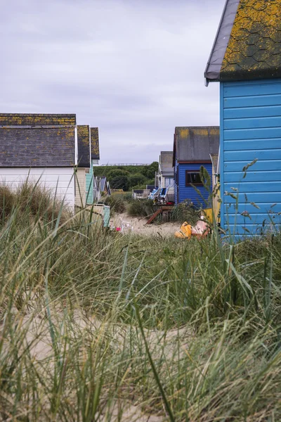 Prachtige strand hutten op duinen en strand landschap — Stockfoto