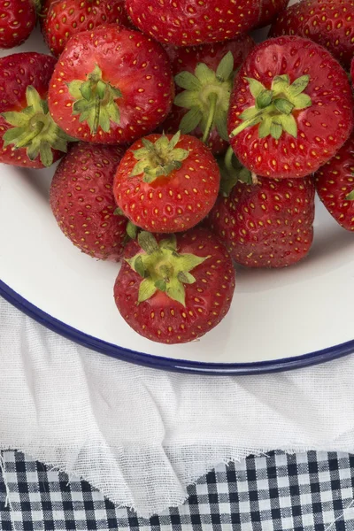 Fresh juicy strawberries on vintage enamelware crockery on rusti — Stock Photo, Image