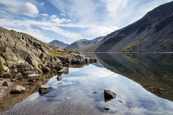 Stunning landscape of Wast Water and Lake District Peaks on Summ — Stock Photo, Image