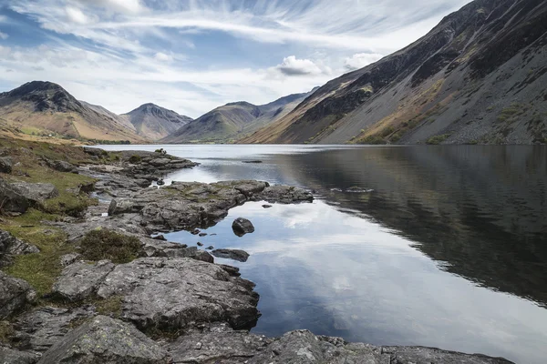 Paisagem deslumbrante de águas residuais e picos do distrito do lago em Summ — Fotografia de Stock