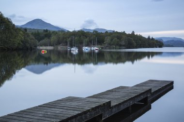 Sakin moody akşam peyzaj Coniston Water İngilizce göl üzerinde