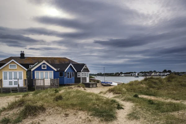 Linda cabanas de praia em dunas de areia e paisagem de praia — Fotografia de Stock