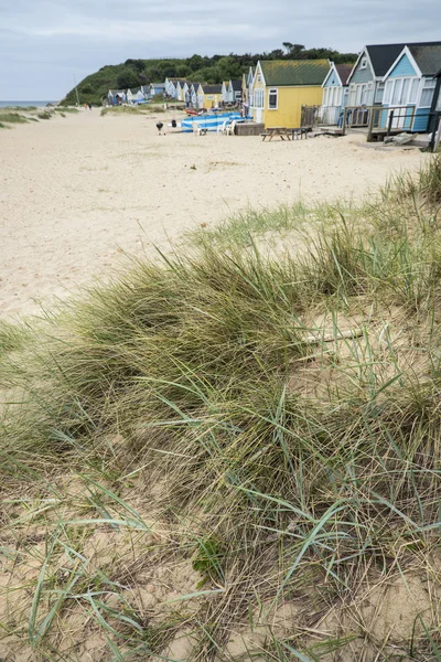 Linda cabanas de praia em dunas de areia e paisagem de praia — Fotografia de Stock