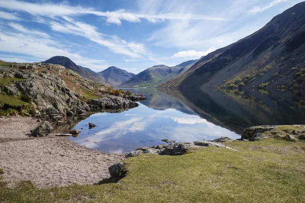 Paisagem deslumbrante de águas residuais e picos do distrito do lago em Summ — Fotografia de Stock