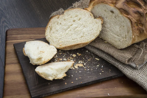 Nybakade rustika limpa bröd i bondgård med woo — Stockfoto