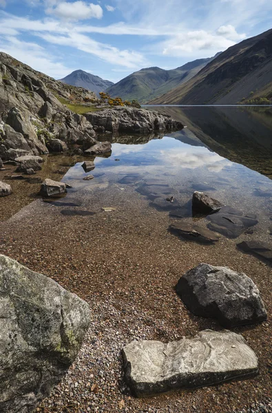 Stunning landscape of Wast Water and Lake District Peaks on Summ — Stock Photo, Image