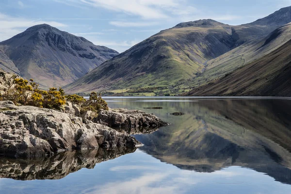 Paisagem deslumbrante de águas residuais e picos do distrito do lago em Summ — Fotografia de Stock