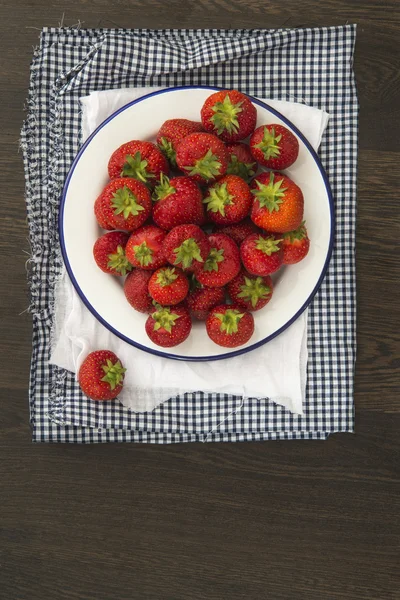 Čerstvé šťavnaté jahody na vinobraní Smaltované nádobí nádobí na rusti — Stock fotografie