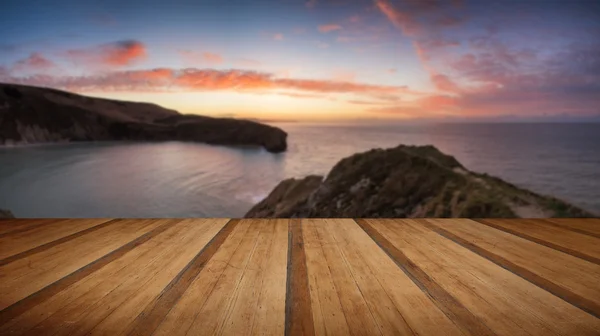 Splendida alba estiva sul paesaggio calmo oceano con pl in legno — Foto Stock