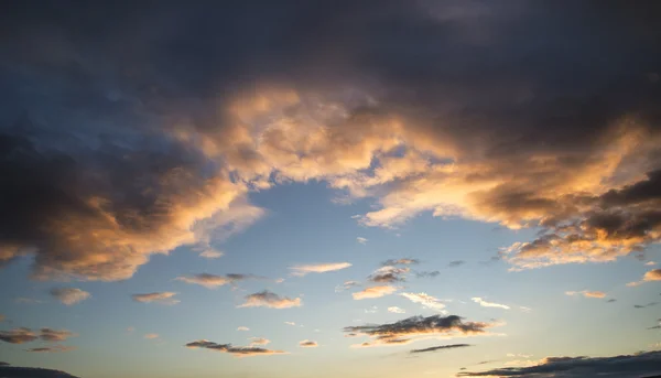 Schönen Sommer-Sonnenuntergang Himmel mit lebendigen Farben Hintergrund — Stockfoto