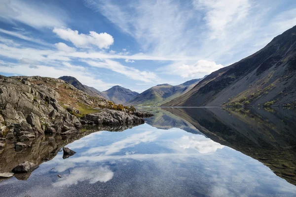 Atemberaubende Landschaft aus Abwasser und Seenlandspitzen im Sommer — Stockfoto