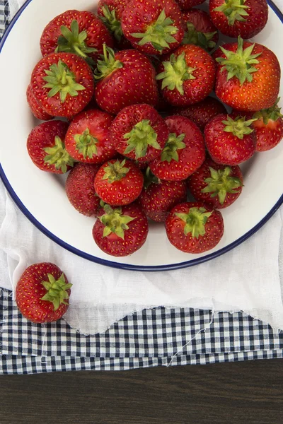 Fresh juicy strawberries on vintage enamelware crockery on rusti — Stock Photo, Image