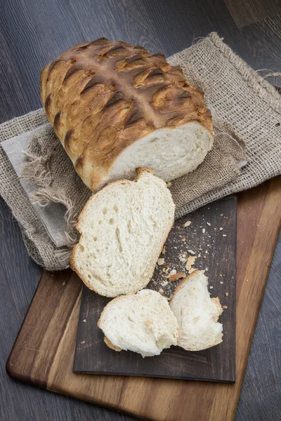 Versgebakken rustieke brood in boerderij instellen met woo — Stockfoto