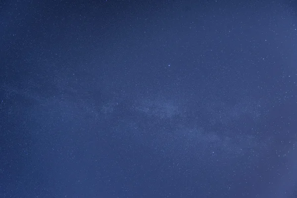 Vía Láctea imagen de galaxia del cielo nocturno con estrellas claras —  Fotos de Stock
