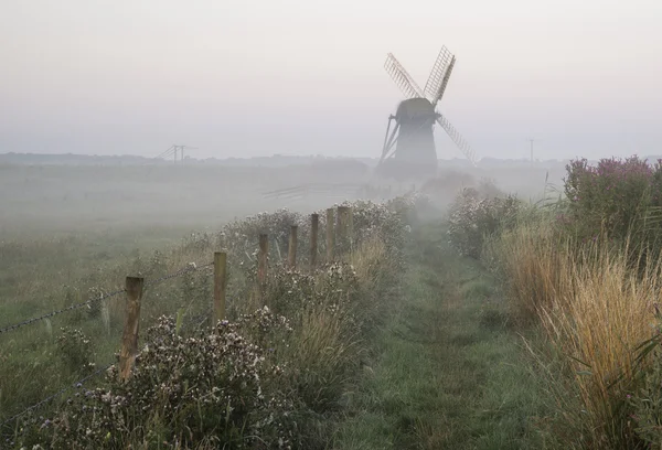 Alte windmühle in nebellandschaft in england — Stockfoto