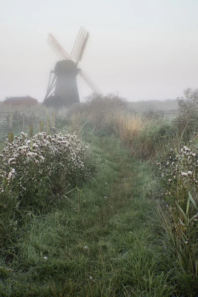 Alte windmühle in nebellandschaft in england — Stockfoto