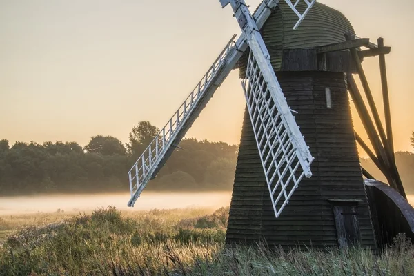 イギリスの霧の田園風景の中の古い風車 — ストック写真