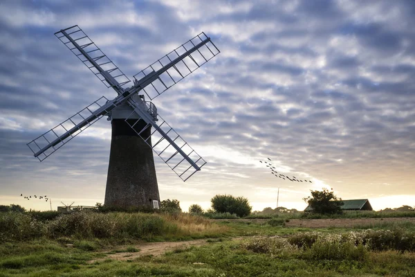 Alte Pumpenwindmühle in englischer Landschaft am frühen Morgen — Stockfoto