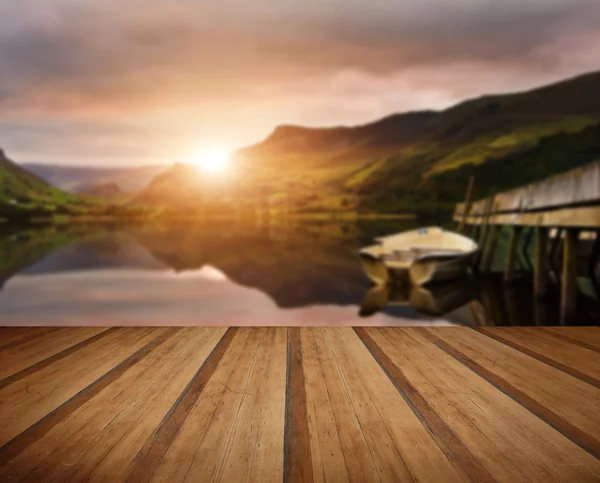 Východ slunce nad jezerem s čluny kotví u mola s Dřevěná prkna — Stock fotografie