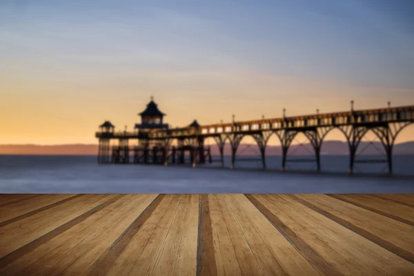 Krásné dlouhé expozice slunce nad oceánem s molem silueta w — Stock fotografie