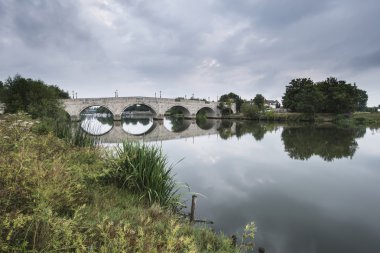 Şafak manzara Londra'da Thames Nehri üzerinde Chertsey köprü
