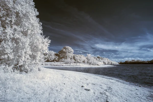 Landschap in het infrarood van lake in Engels platteland in de zomer — Stockfoto