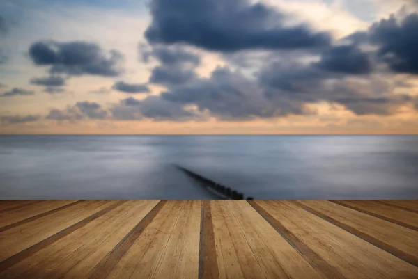 Imagem de conceito vibrante de exposição longa bonita do oceano no por do sol — Fotografia de Stock