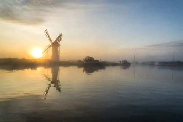 Atemberaubende Landschaft von Windmühle und Fluss im Morgengrauen am Sommermorgen — Stockfoto