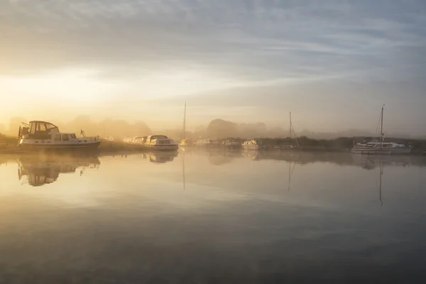 Superbe brouillard Lever de soleil d'été sur le paysage paisible de la rivière à E — Photo